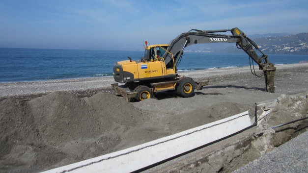 Las máquinas ya trabajan en la reparación del paseo marítimo.